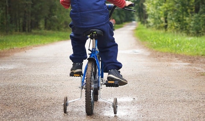 How to teach a kid to ride discount a bike without training wheels