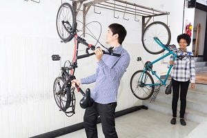 hang-bike-on-wall-in-apartment