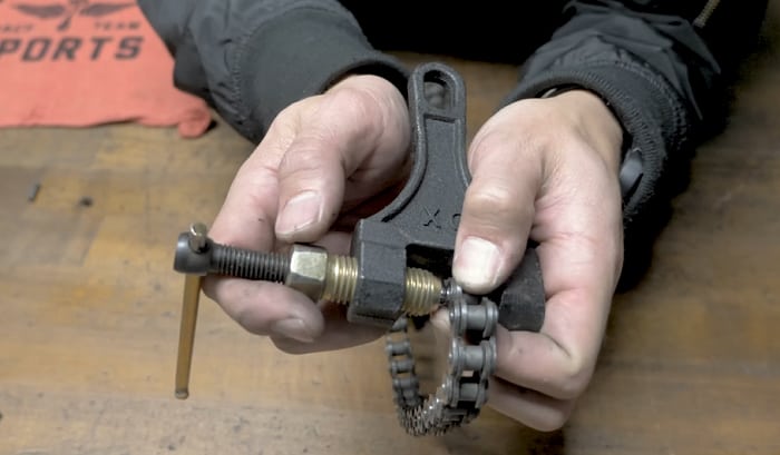 how to use a roller chain breaker