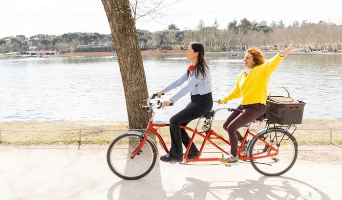 riding-a-tandem-bike