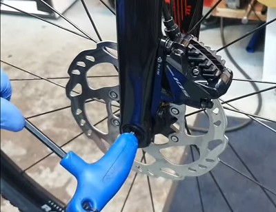 clean-disc-brakes-on-a-bike-with-the-usual-way-step-9